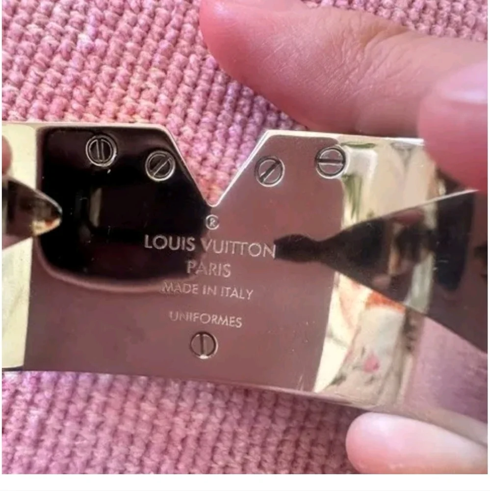 Louis Vuitton Essential V limited edition employee cuff bracelet - Picture 4 of 15